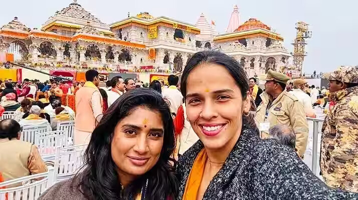 Fans Surround Virat Kohli doppelganger in Ayodhya  