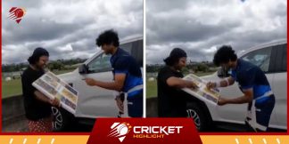 फैन को देख गाड़ी से उतरे Rachin Ravindra, दिया खास गिफ्ट  