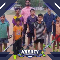 अधिकारी ने गरीब बच्चों के लिए मंगाया हॉकी किट, हो रही जमकर तारीफ़  