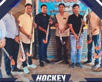 गढ़वा में विधायक ने शारीरिक शिक्षक को सौंपे हॉकी किट  