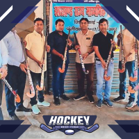 गढ़वा में विधायक ने शारीरिक शिक्षक को सौंपे हॉकी किट  