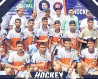 हमीरपुर में बांटे हॉकी किट, नेशनल के लिए दी बधाई  