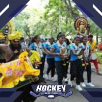 जूनियर महिला टीम का बेंगलुरु एअरपोर्ट पर जोरदार स्वागत  