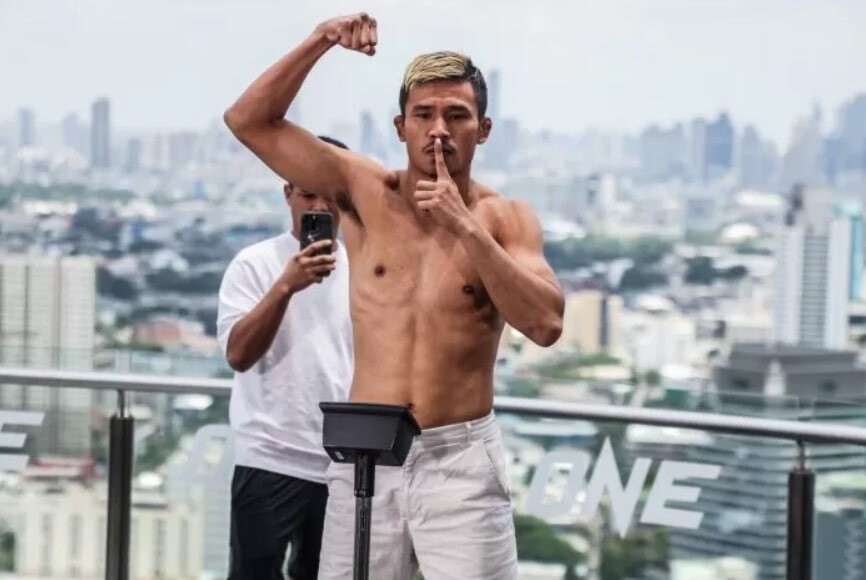 Superlek set to defend his world title against Segawa  