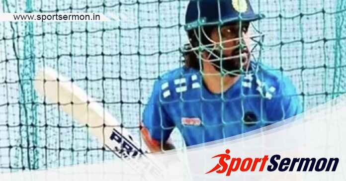 Player MS Dhoni spotted using old bat from friend's company  