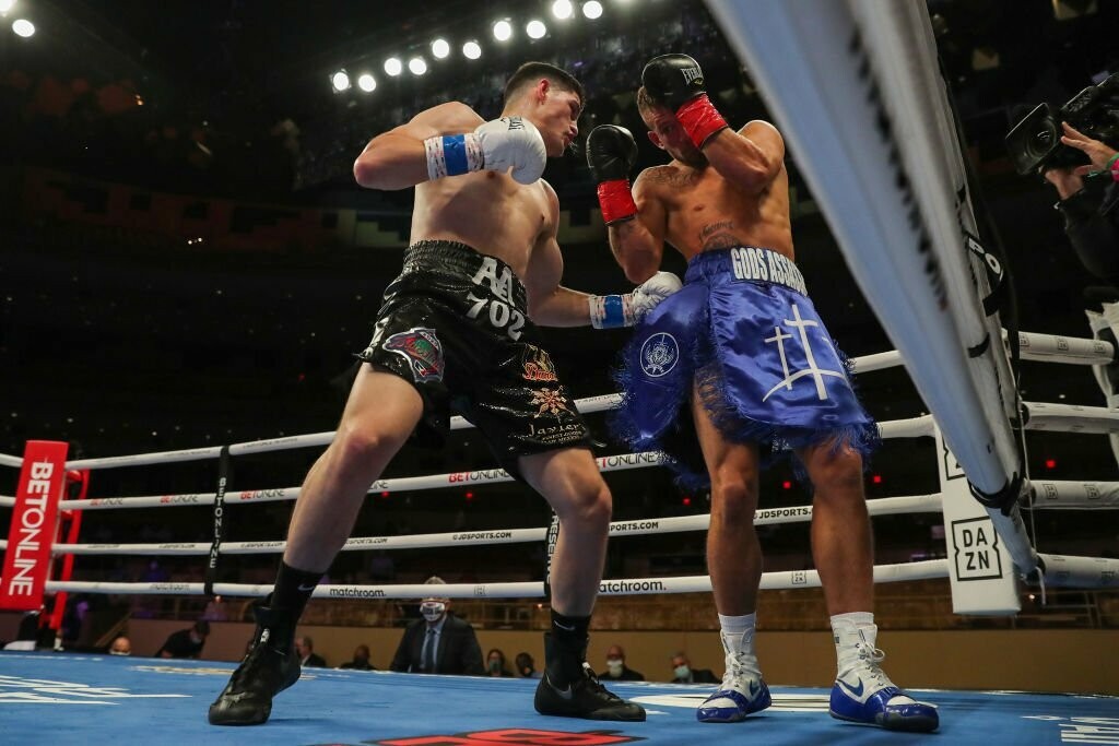 How Mike Tyson Knocked Out Taller Fighters  