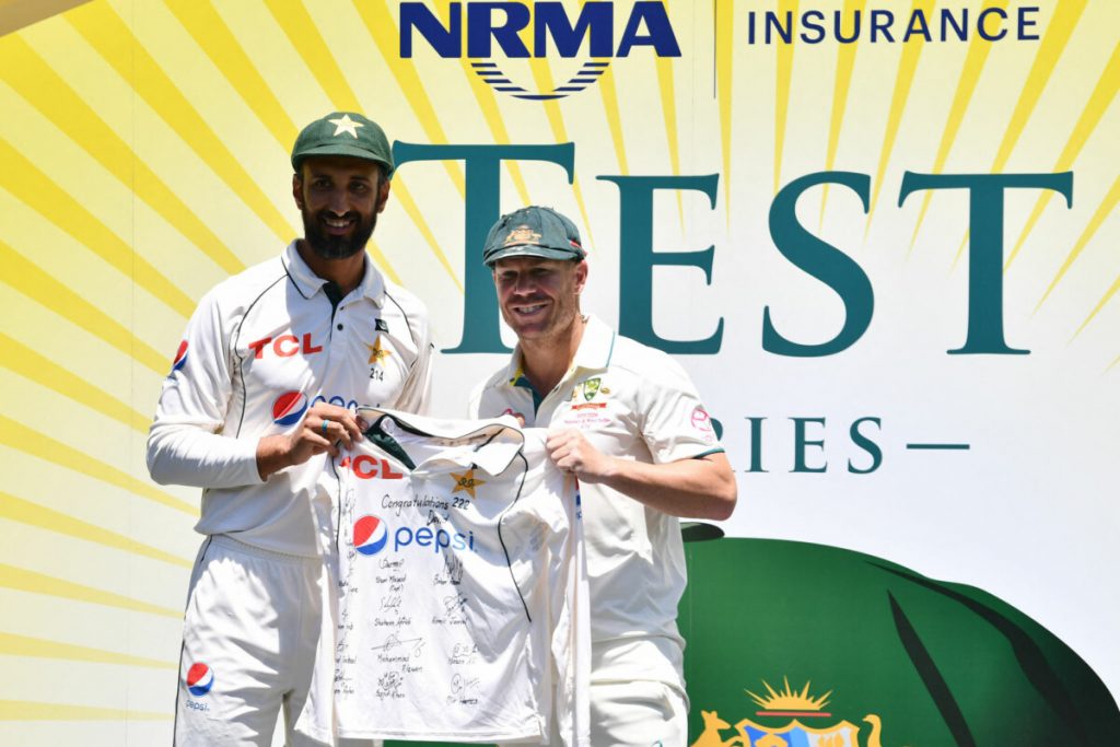 David Warner Bows Down with a Fitting Farewell at the SCG David Warner Bows Down with a Fitting Farewell at the SCG