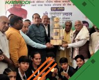 हरियाणा की विजेता महिला टीम से मिले सीएम खट्टर, बढ़ाया खिलाड़ियों का हौसला  