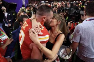 Travis Kelce & Taylor Swift kiss dancing on 'Love Story'  