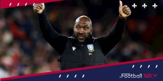 मूर ने हडर्सफ़ील्ड प्रबंधक के रूप में वार्नॉक का स्थान लिया  