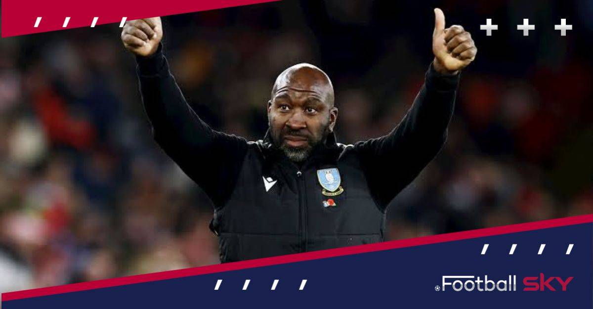 मूर ने हडर्सफ़ील्ड प्रबंधक के रूप में वार्नॉक का स्थान लिया  