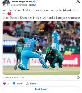 IND vs PAK: Shadab Khan ties Hardik Pandya's shoelaces  