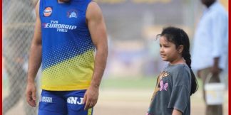 बेटी Ziva Dhoni संग फुटबॉल खेलते नजर आए माही, Video वायरल  