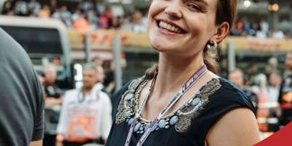 जानिए कौन है F1 TV presenter 'Laura Winter'?  