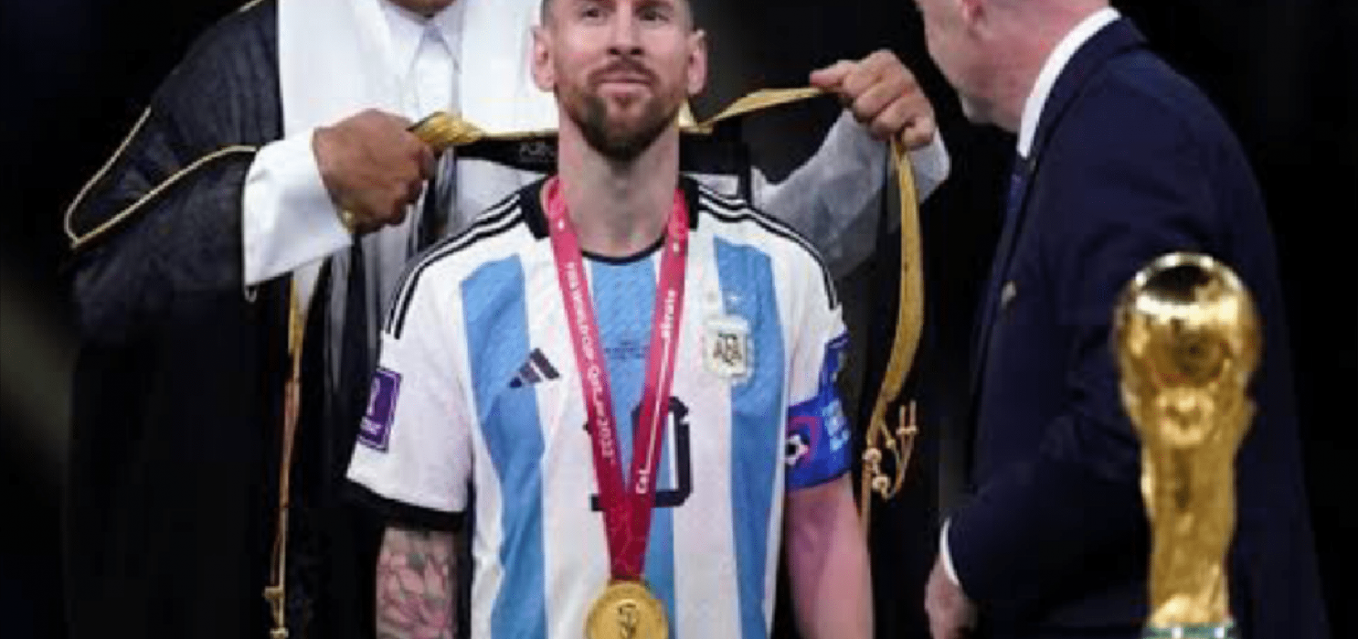 वर्ल्ड कप के अवार्ड सेरेमनी मे क़तारी "bhist" पहनने पर मचा बवाल  