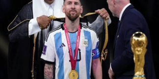 वर्ल्ड कप के अवार्ड सेरेमनी मे क़तारी "bhist" पहनने पर मचा बवाल  