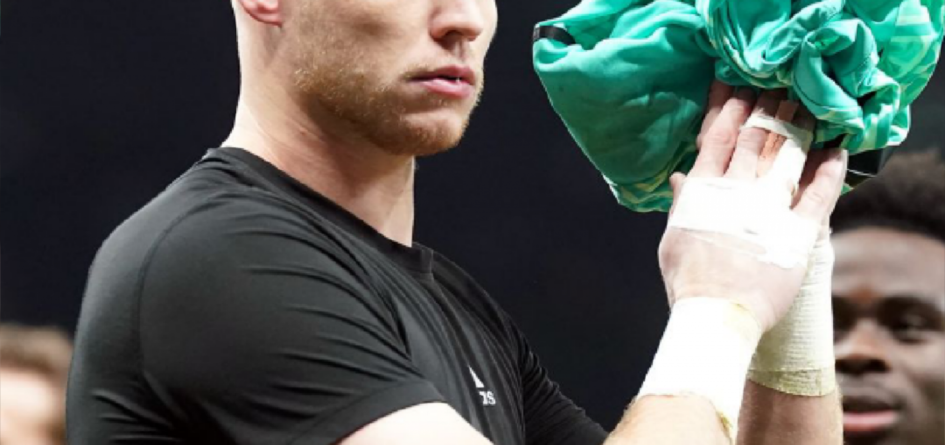 Ramsdale को लात मारने वाले शख़्स को 4 साल का बैं मिला  