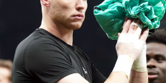 Ramsdale को लात मारने वाले शख़्स को 4 साल का बैं मिला  