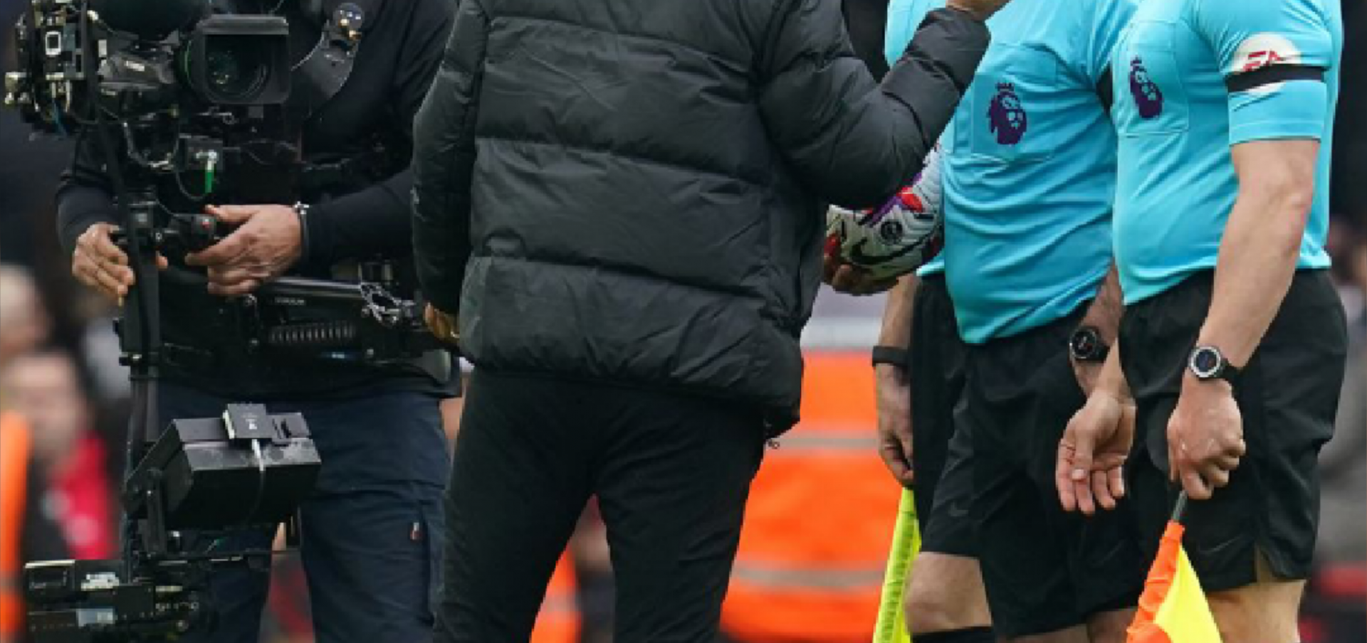 रेफरी Hatzidakis ने Robertson को कोहनी से मारा  