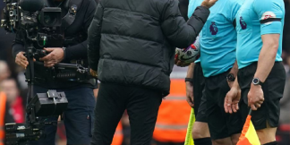 रेफरी Hatzidakis ने Robertson को कोहनी से मारा  