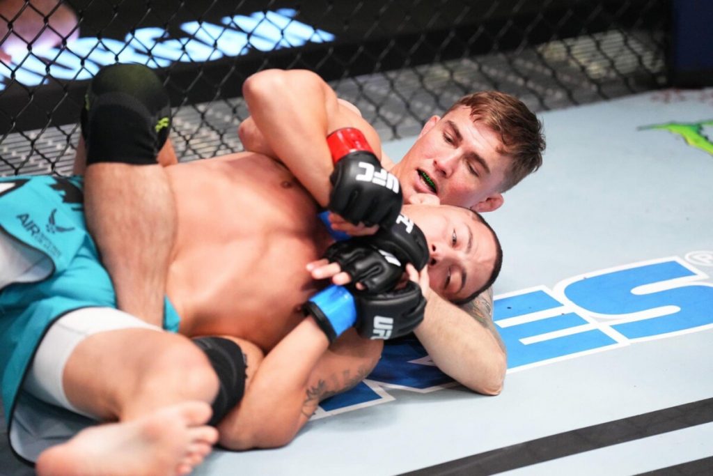 The Ultimate Fighter 31: Conor face offs Chandler  