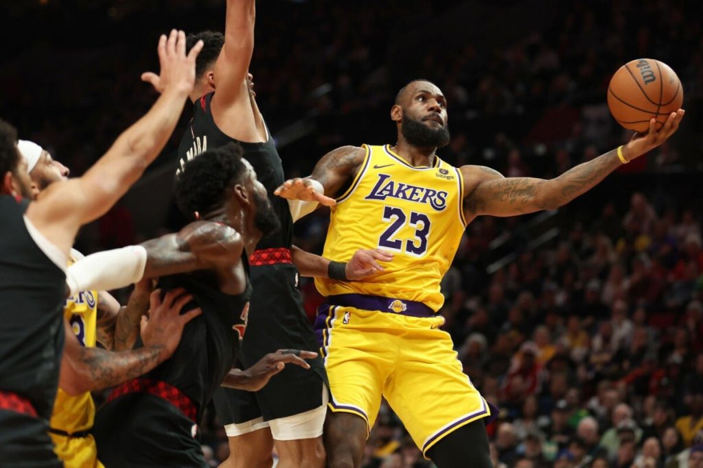 LeBron stuns Lakers fans after scoring season-high points  