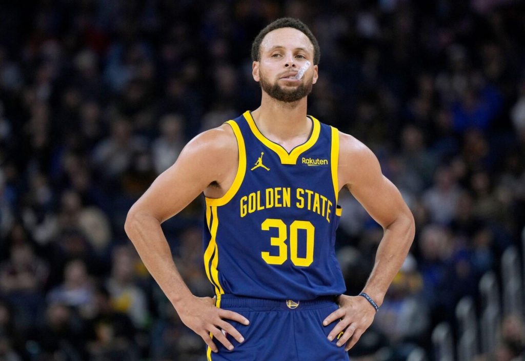 Steph Curry breaks a new record in game against the Rockets  