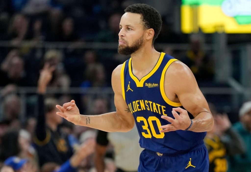 Steph Curry breaks a new record in game against the Rockets  