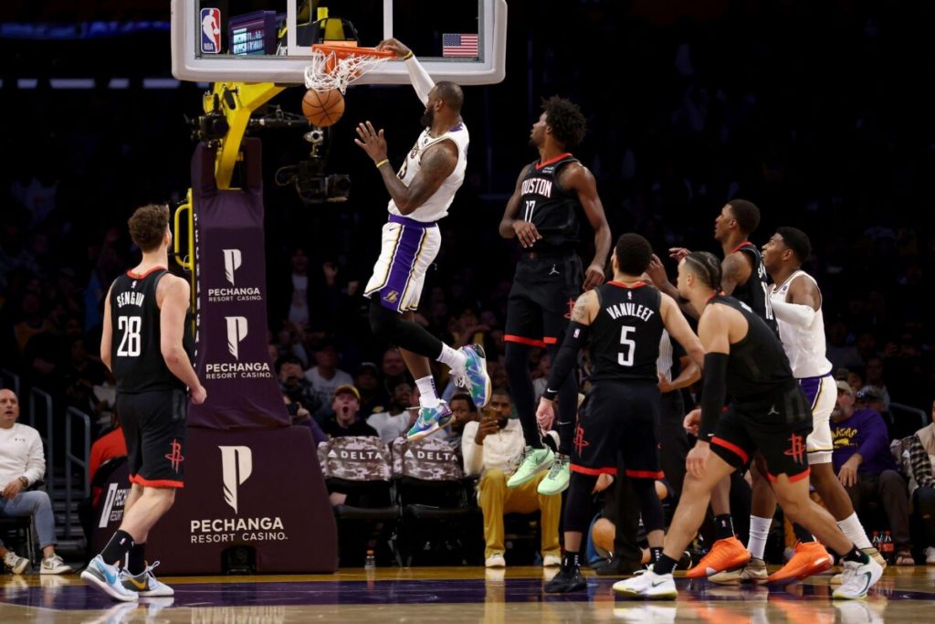 LeBron stuns Lakers fans after scoring season-high points  
