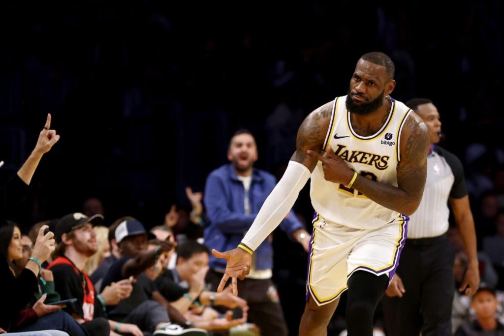 LeBron stuns Lakers fans after scoring season-high points  