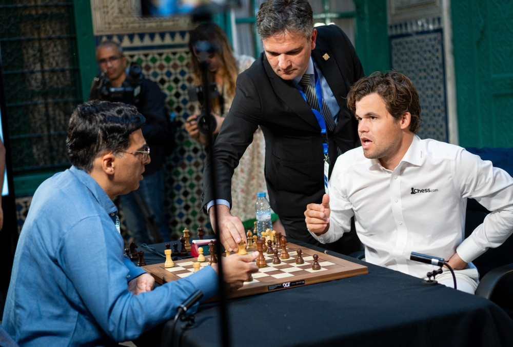 फिर कार्लसन की चालों ने बड़े-बड़े दिग्गजों को हराकर जिता दिया टूर्नामेंट  