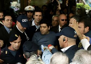 डिएगो माराडोना: फुटबॉल की दुनिया के महानायक का विवादों से भरा जीवन और कॅरियर  