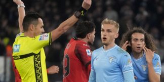 फुटबॉल मैच में क्यो दिखाए जाते हैं कार्ड, क्या है उनकी खासियात? जानिए  