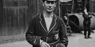 जॉन हॉब्स: क्रिकेट का वो खिलाड़ी जिसने 199 शतकों का शानदार रिकॉर्ड बनाया  