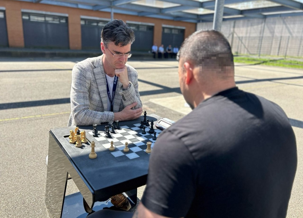 नीदरलैंड की जेल में बंद कैदियों ने तैयार की शतरंज की मेज, हुई तारीफ  