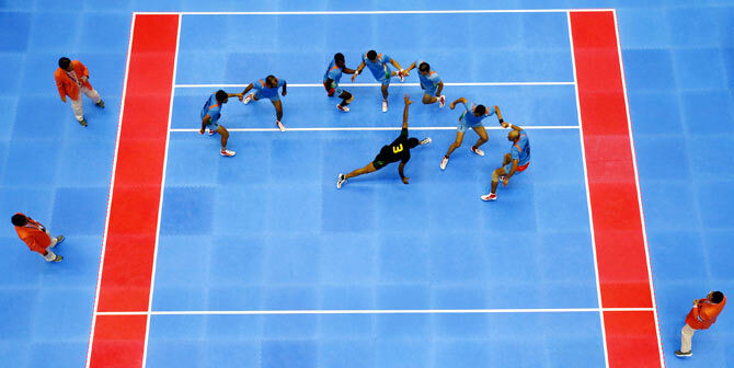 कबड्डी टीम में कितने खिलाड़ी होते हैं? और सभी की क्या भूमिका होती है? समझिए..  