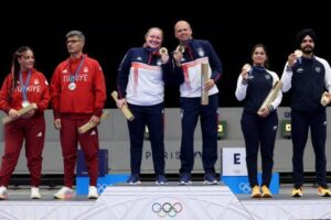 Manu Bhaker, Sarabjot Singh Win Bronze in 10m Air Pistol Mixed Team Event Manu Bhaker, Sarabjot Singh Win Bronze in 10m Air Pistol Mixed Team Event