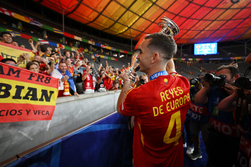 Arsenal open talks over move for PSG midfielder Fabian Ruiz  