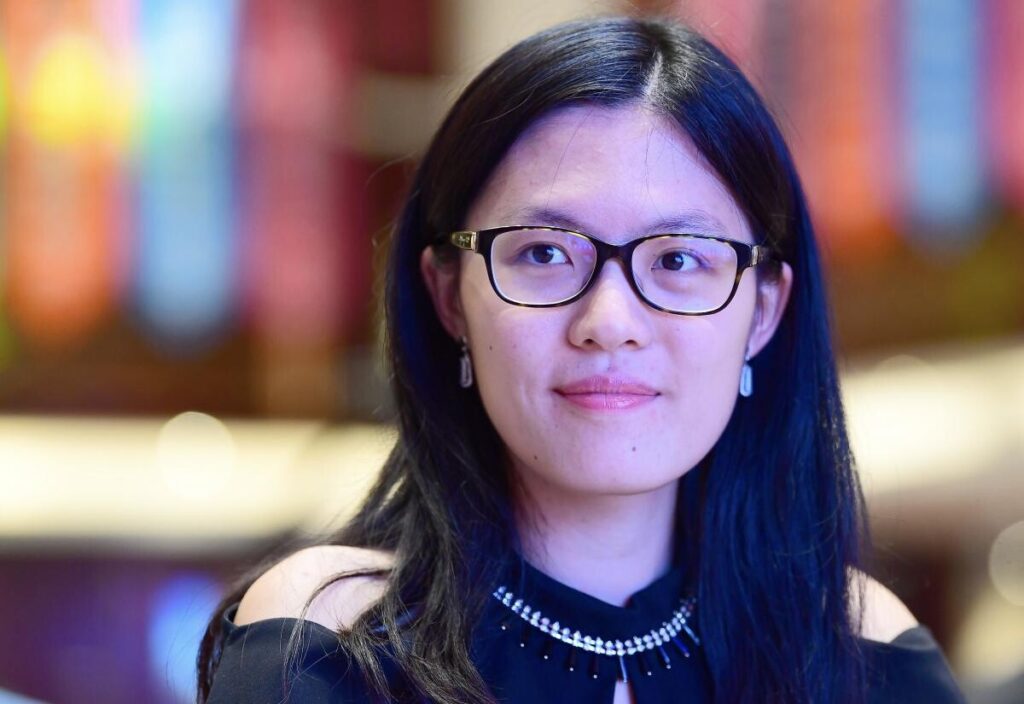 कौन है खूबसूरती की बला चेस खिलाड़ी Hou Yifan, फोटों देख आप भी हो जाएंगे फिदा  