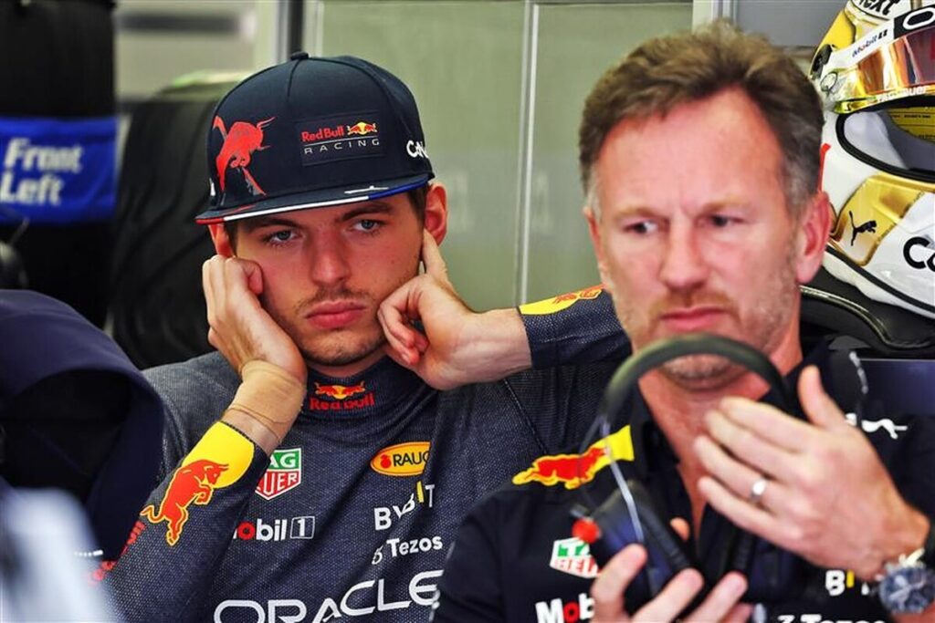 Max Verstappen को फिर लगा झटका! हार के बाद बॉस ने उठाया यह कदम Max Verstappen को फिर लगा झटका! हार के बाद बॉस ने उठाया यह कदम