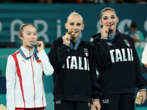 China's Zhou Yaqin Helps Parents at Restaurant After Winning Olympic Medal China's Zhou Yaqin Helps Parents at Restaurant After Winning Olympic Medal