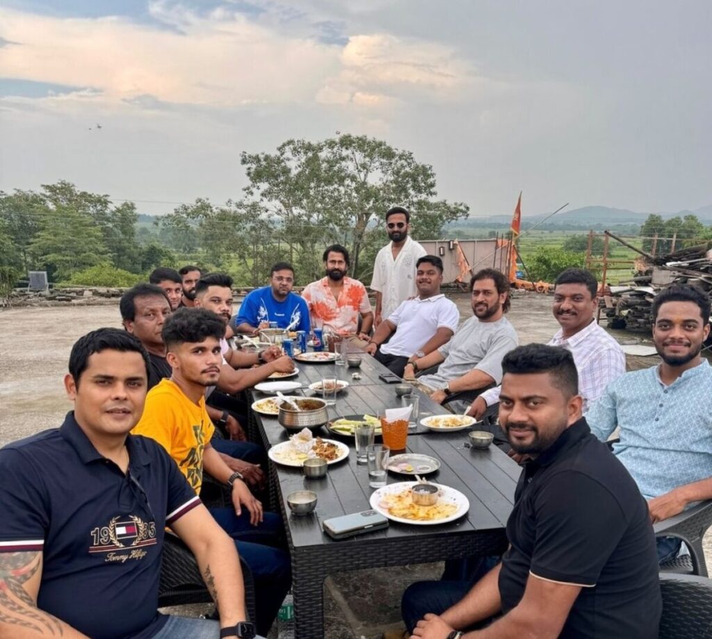 MS Dhoni का देसी अंदाज, दोस्तों संग पहुंचे ढाबा, कुछ इस तरह से हुई पार्टी  