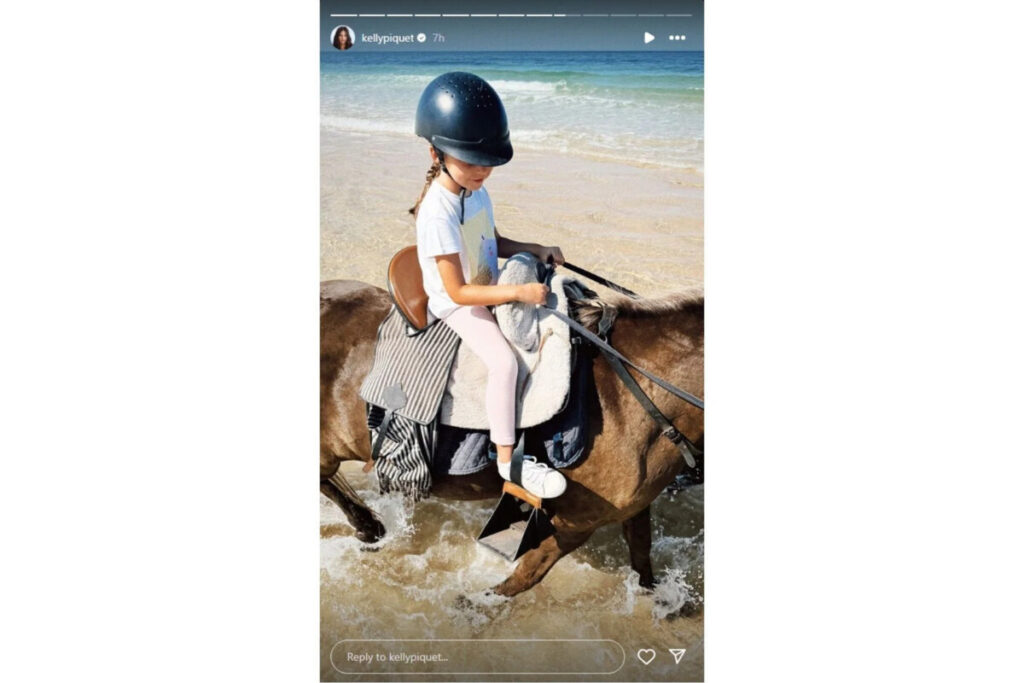 Max Verstappen की गर्लफ्रेंड ने बेटी के साथ की घुड़सवारी, देखें फोटो Max Verstappen की गर्लफ्रेंड ने बेटी के साथ की घुड़सवारी, देखें फोटो