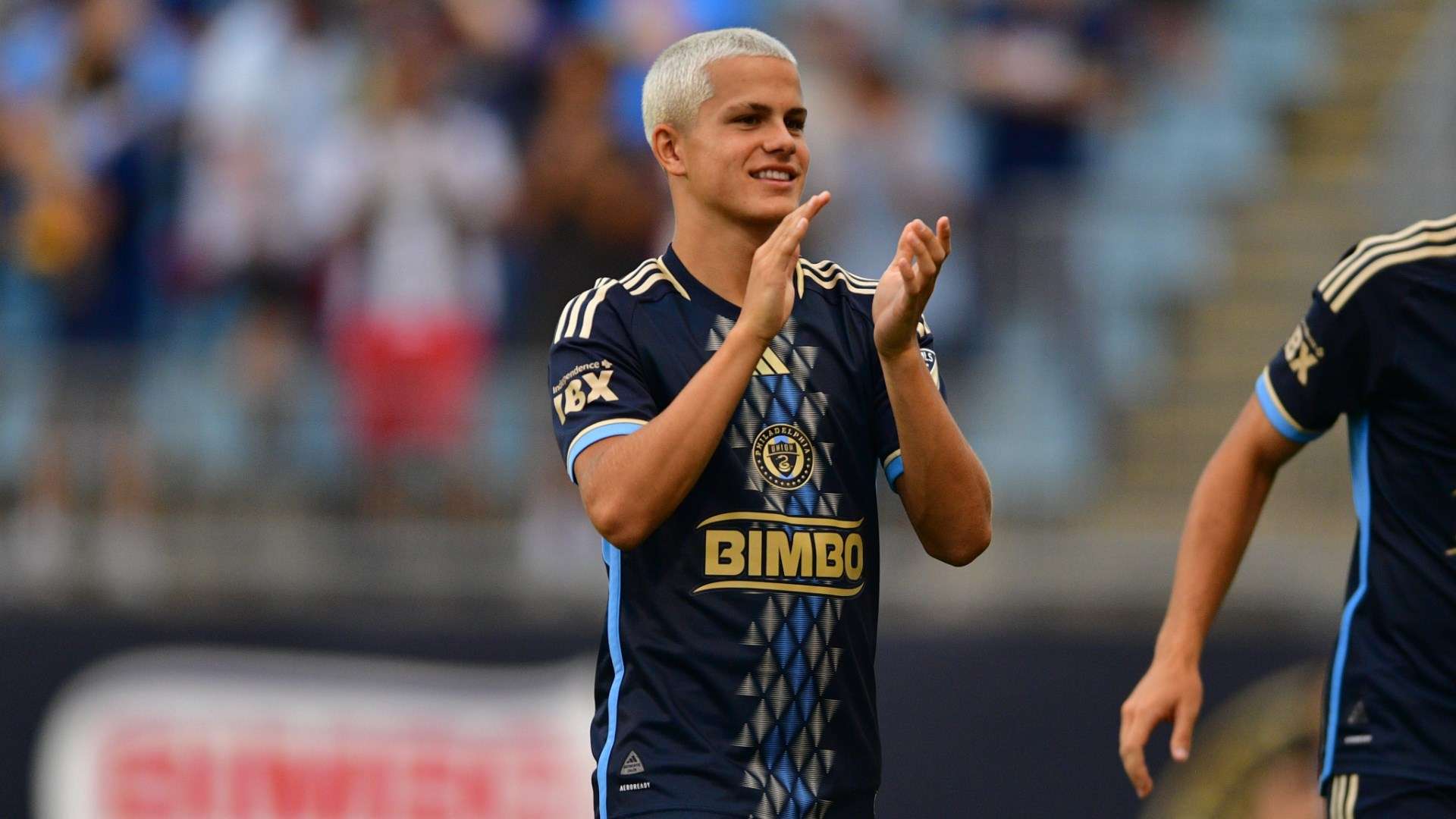 📽️ | USMNT 14-year-old Sullivan scores long-range stunner  