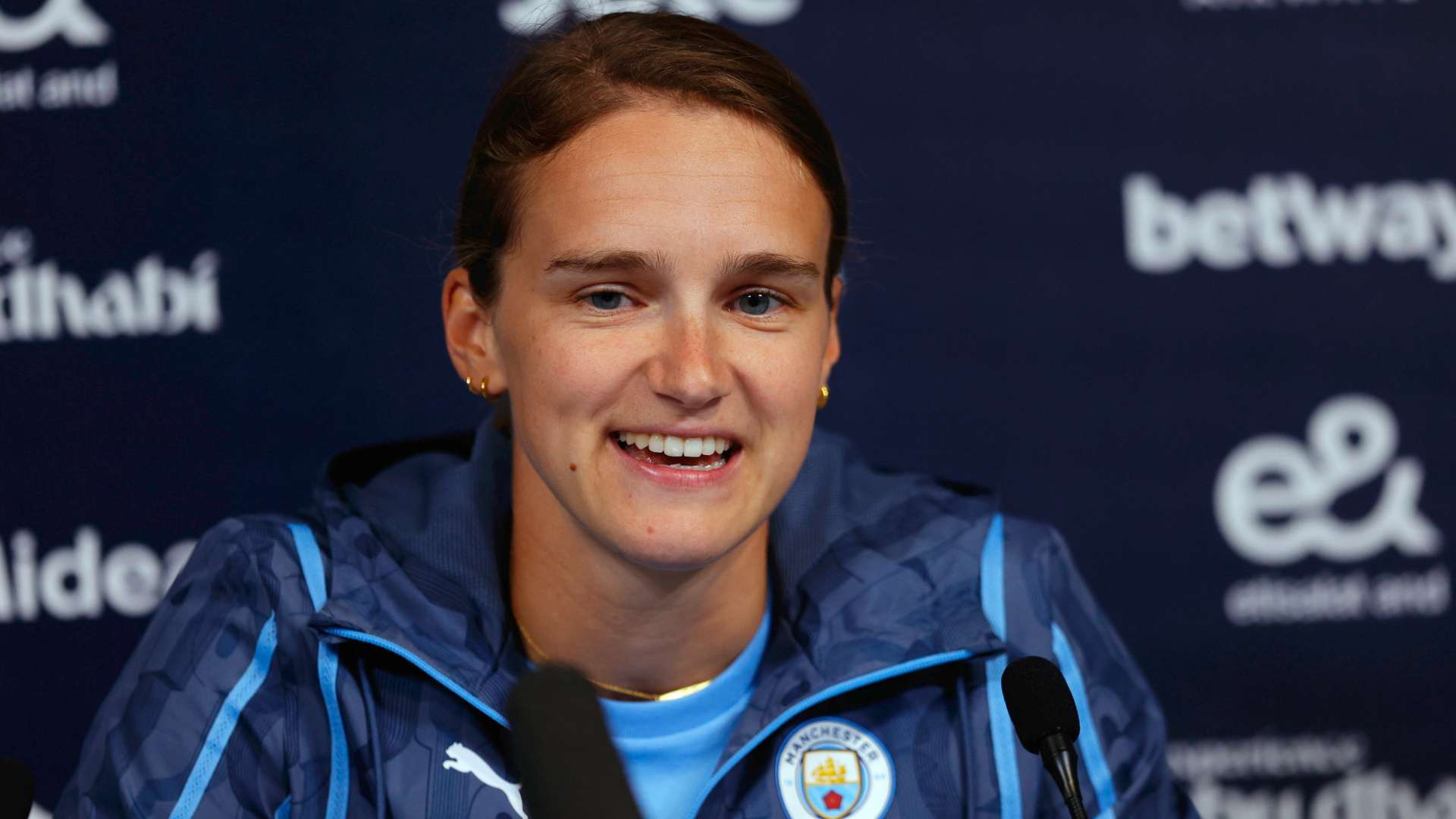Man City's Miedema pokes fun at Manchester weather  