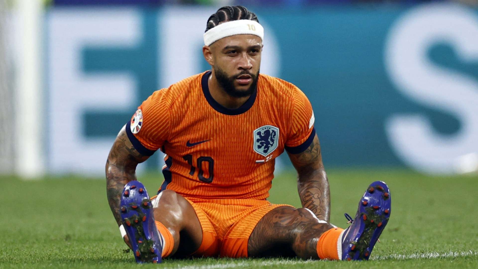 Fans mock 'sh*t' Depay as unemployed ex-Man Utd flop trains alone  
