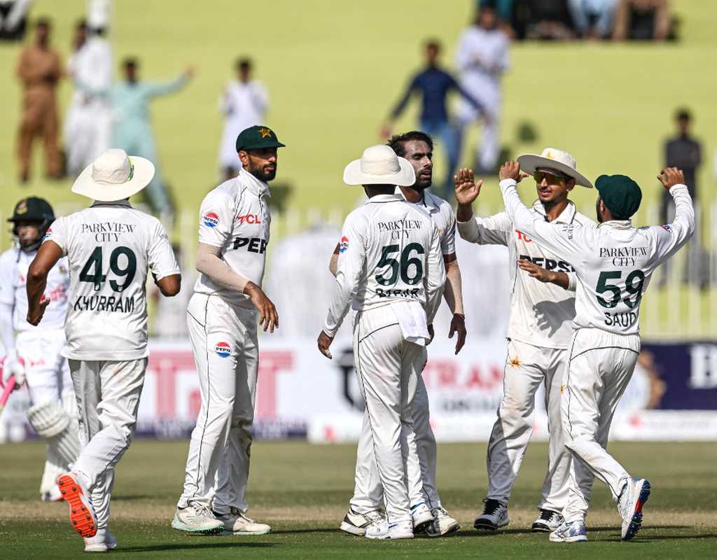 Pakistan push back after early Bangladesh defiance  