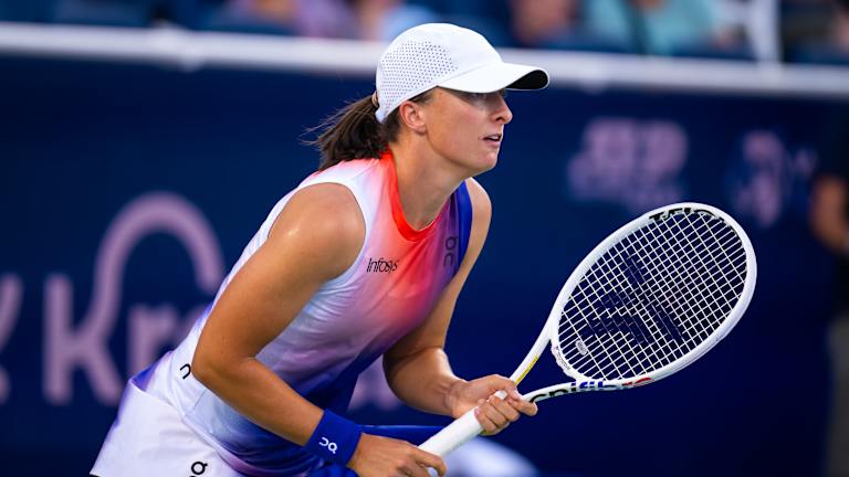 Top-ranked Iga Swiatek, Jannik Sinner advance in Cincinnati Open  