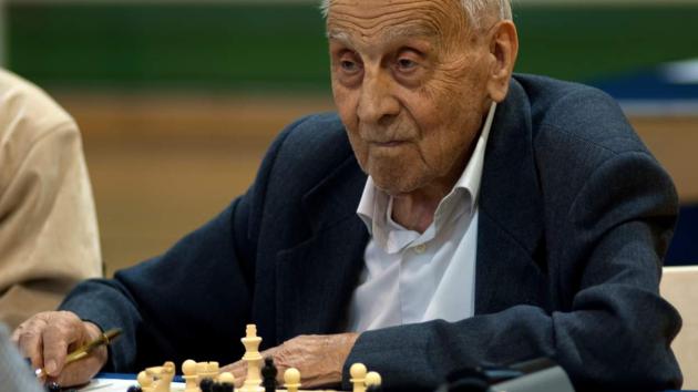 Meet 102-Year-Old Manuel Alvarez, The World's Oldest Active Chess Player  
