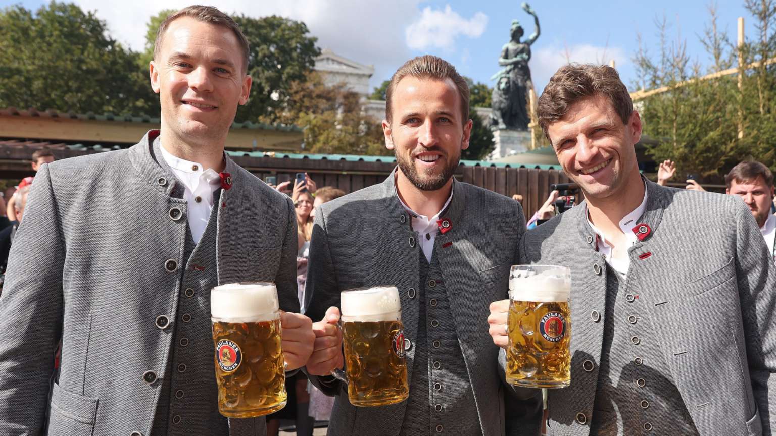 Muller jokes with Kane & Bayern team-mates at Oktoberfest  